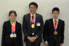 アジアパラ競技大会日本代表選手の表敬訪問です。来庁した2選手がそれぞれ首にメダルをかけていて、市長もメダルを借りて首にかけています。