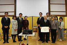 臨江閣重文指定記念シンポジウムで、登壇者たち8人と、市長、教育長が写っている写真です。