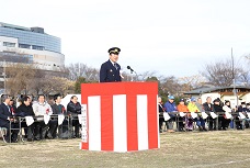 平成31年度消防隊出初式で、市長が挨拶している写真です。
