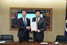 群馬県社会保険労務士会前橋支部の代表者と市長が締結書を交わしている写真です。