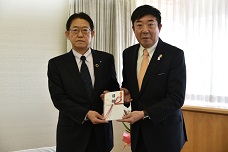 萩原朔太郎賞に係る東和銀行からの寄付の様子の写真です。市長が目録を持っています。