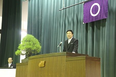 市立前橋高校卒業式で市長が登壇し、挨拶している写真です。