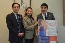 真丘奈央さんと市長が笑顔で並んでいる写真です。