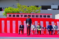 天皇陛下御即位30年記念植樹式で挨拶している市長の写真