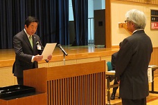 自治会関係行政事務委嘱式で委嘱状を交付している市長の写真