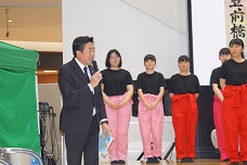 「My Dream Award in Maebashi」プレイベントで挨拶する市長の写真