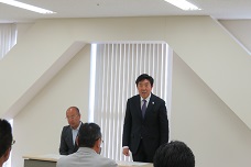 自衛官募集相談員連盟委嘱式で挨拶する市長の写真