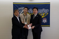 草津温泉フットボールクラブ及びカインズからの現金寄付を受け入れる市長の写真