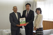書籍「昭和の二宮金次郎」贈呈式で本を手に持っている市長の写真