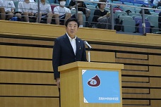 前橋市中学校総合体育大会で挨拶している市長の写真