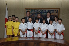 全日本小学生ソフトテニス選手件に出場する選手たちと市長の集合写真