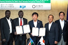 南スーダンとの2020東京オリンピック競技大会における事前キャンプ等に関する調印式の写真