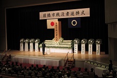 令和元年度前橋市戦没者追悼式で挨拶する市長の写真