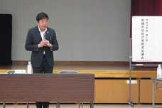 前橋市自殺対策推進協議会で挨拶する市長の写真