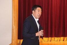 芳賀地区ふれあい寄席で挨拶をする市長の写真