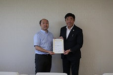 赤城の恵ブランド認定企業に認証書を交付する市長の写真