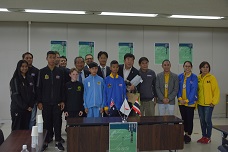第23回国際交流サッカー大会U-12前橋市長杯の海外チームの表敬訪問での記念撮影