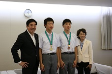 全国中学校陸上競技選手権大会棒高跳びに入賞した原口兄弟と市長の写真