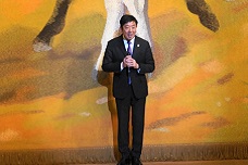 第42回前橋市民芸術文化祭「日本舞踊のつどい」で挨拶する市長の写真