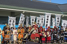 総社秋元公歴史まつりで武者行列に加わる市長の写真