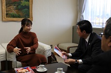 表敬訪問に訪れた女優・手島実優さんと市長の写真