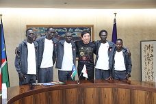 表敬訪問に訪れた南スーダン選手団と市長の写真