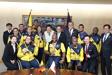 事前キャンプ実施に伴う表敬訪問に訪れたコロンビア共和国選手団と市長の写真