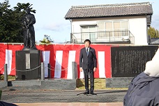 新陰流流祖祭の開会式で挨拶をする市長の写真