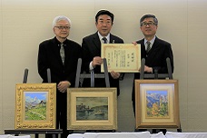 佐藤洋様からの絵画寄附受け入れに伴う感謝状贈呈式の写真