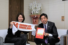 群馬FCホワイトスターの野田朱美監督と市長の写真