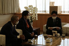 永田紙業株式会社と市長の写真
