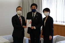 株式会社ボルトンからの寄附を受け取る吉川教育長と市長の写真