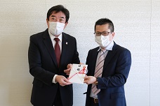 三友国際貿易有限会社CEOと山本市長の写真
