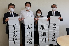 文化協会書道部会長たちと山本市長の写真