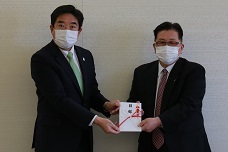関東ホーチキ株式会社からの寄附金を受け取る山本市長の写真