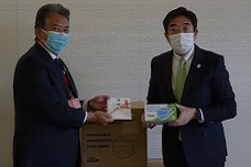 第一生命保険株式会社の担当者と山本市長の写真