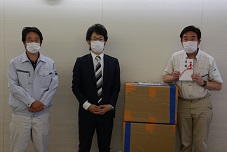 竹澤建材工業株式会社からマスクの寄附を受ける山本市長の写真