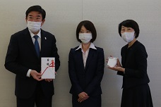 田子会計事務所から寄附されたマスクを受け取る山本市長と吉川教育長の写真
