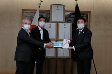 テクノリサーチ協同組合から寄附されたマスクを受け取る山本市長の写真