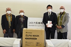 金剛寺からコロナ医療戦士クラウドファンディングへの寄附金を受け取る山本市長の写真
