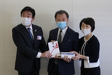 株式会社折り鶴から寄附されたマスクを受け取る山本市長の写真
