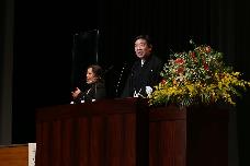 ステージに登壇して祝辞を述べる市長