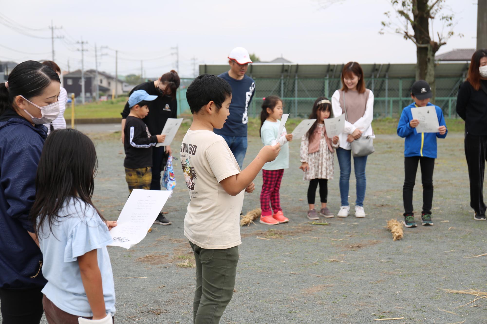 合唱するこどもたち