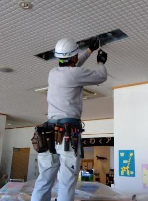 工事中・本にカバーをかけて施工