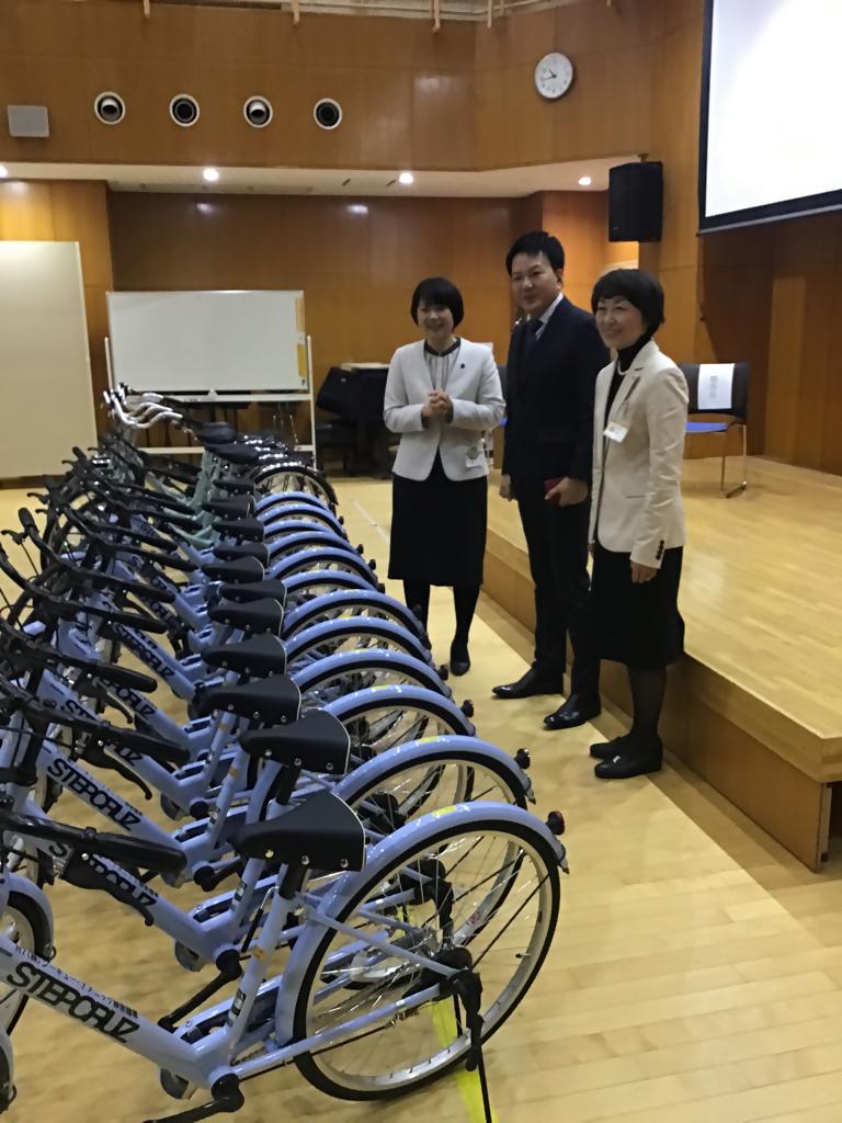 贈呈式後、小川市長・関口氏・吉川教育長と寄贈自転車