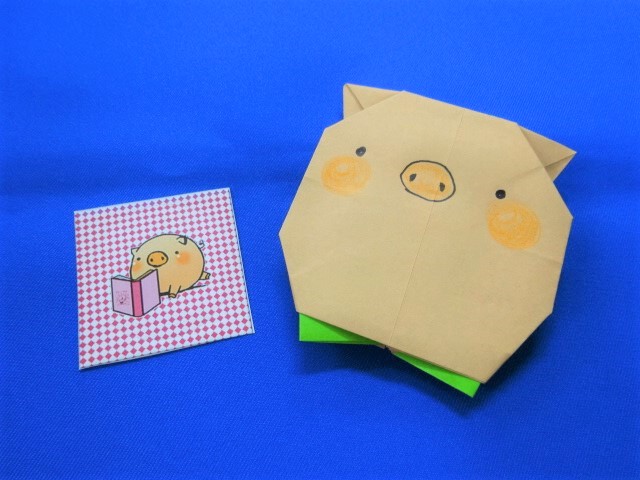 レファレンスクイズに正解するともらえる「ころとんが印刷されたシール」と「ころとんの形に折られた折り紙」の写真
