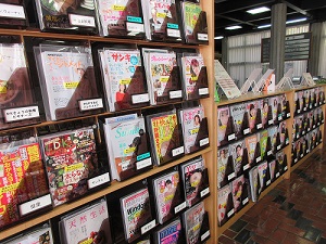 本館の雑誌架写真