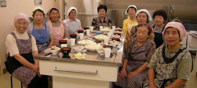 食と農を考える女性の会で料理を作っている時の写真