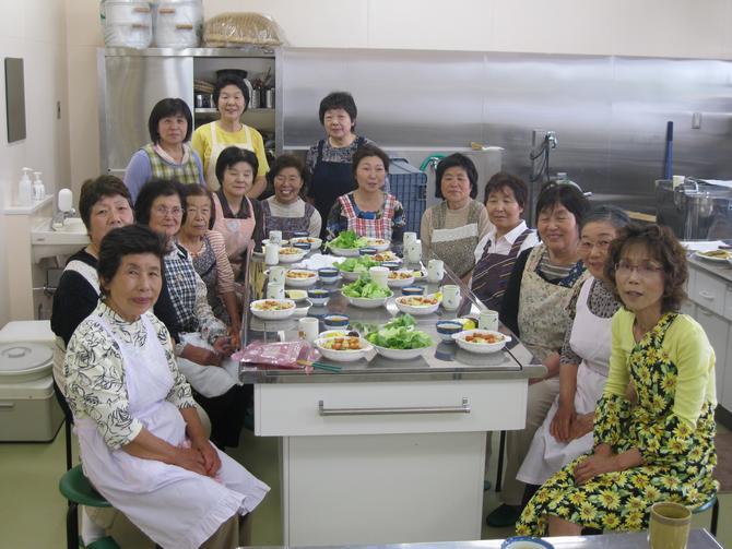 食と農を考える女性の会で料理を作っている時の写真