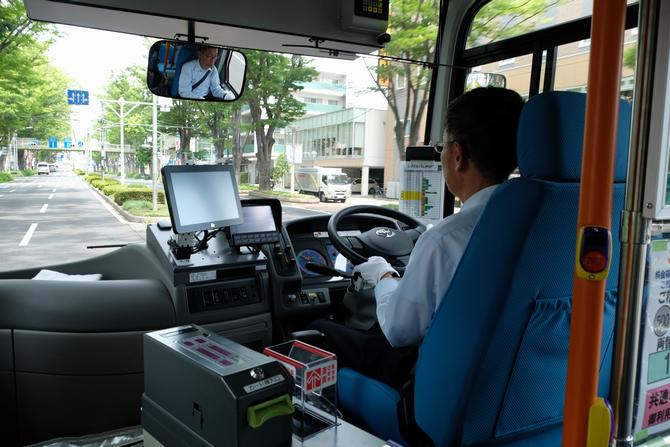 自動運転バスの運転席の写真